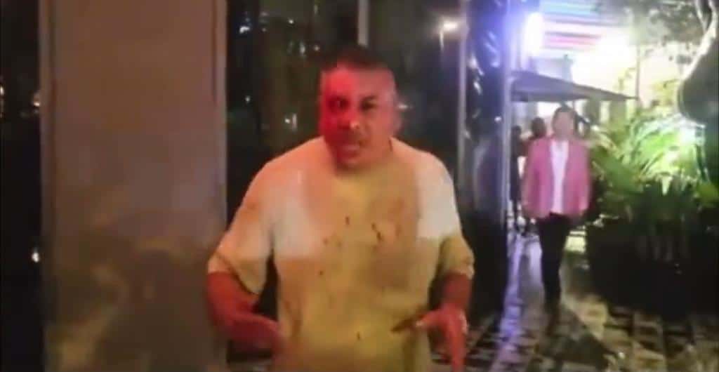 Seguridad de bar de Bad Bunny, golpea a hombre por supuestamente intentar tomar una foto de Lionel Messi