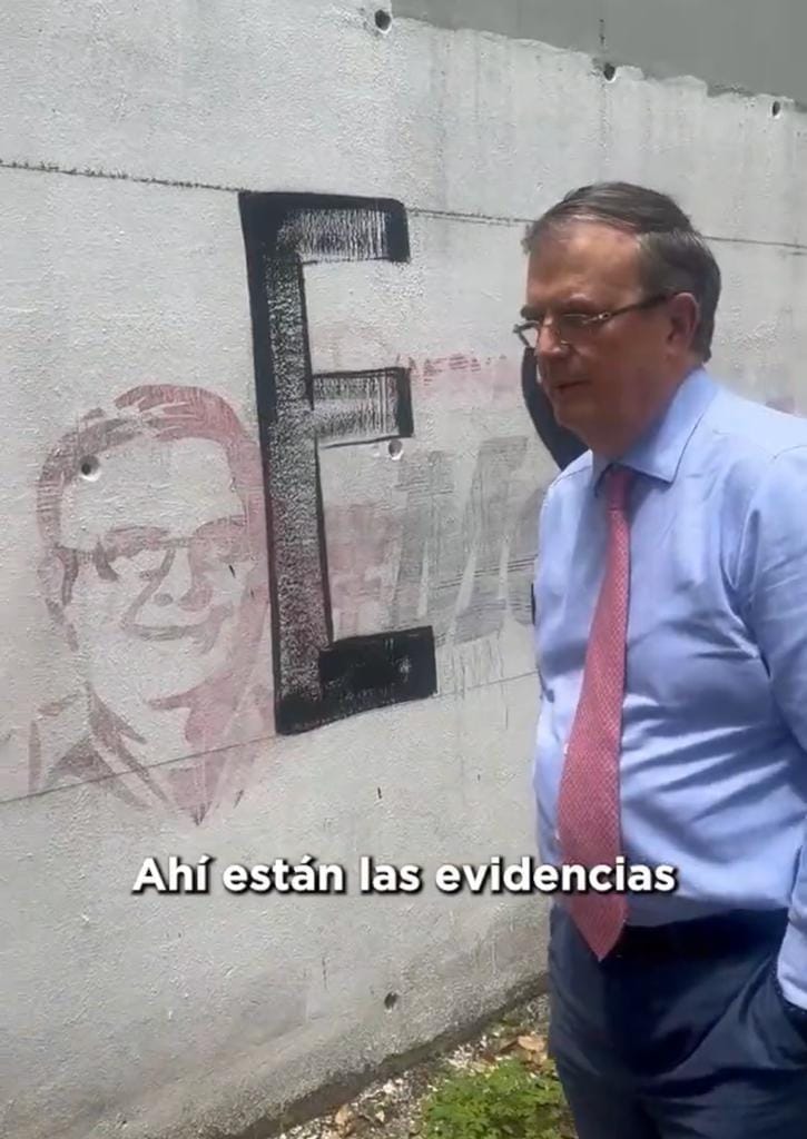 Marcelo Ebrard descubre a equipo de Sheinbaum borrando su propaganda de bardas