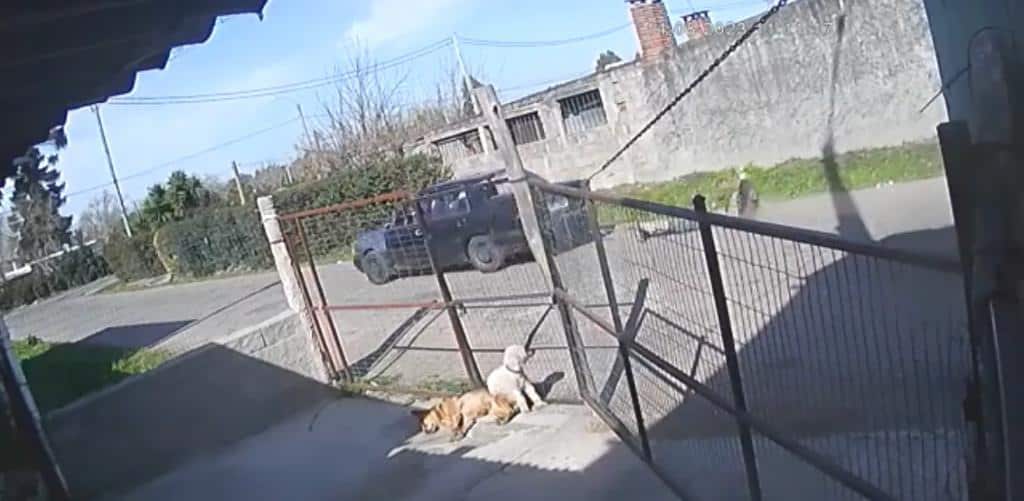 Individuo arrastra a ladrón con su vehículo después de haber sido víctima de un asalto