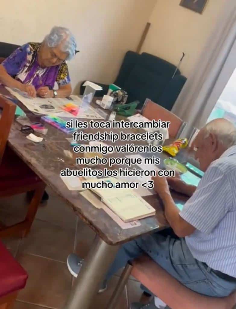 Abuelitos ayudan a fan de Taylor Swift a hacer “friendship bracelets”, que se han vuelto populares en los conciertos