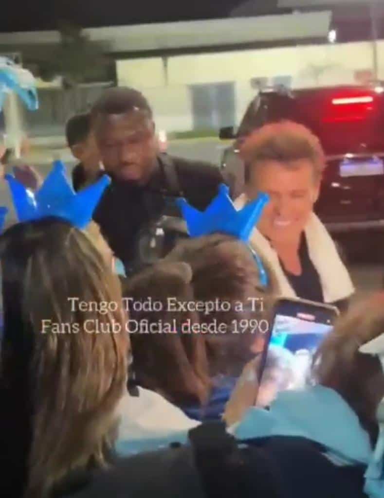Luis Miguel descendió de su automóvil y saludó a sus seguidoras después de su último concierto en Argentina