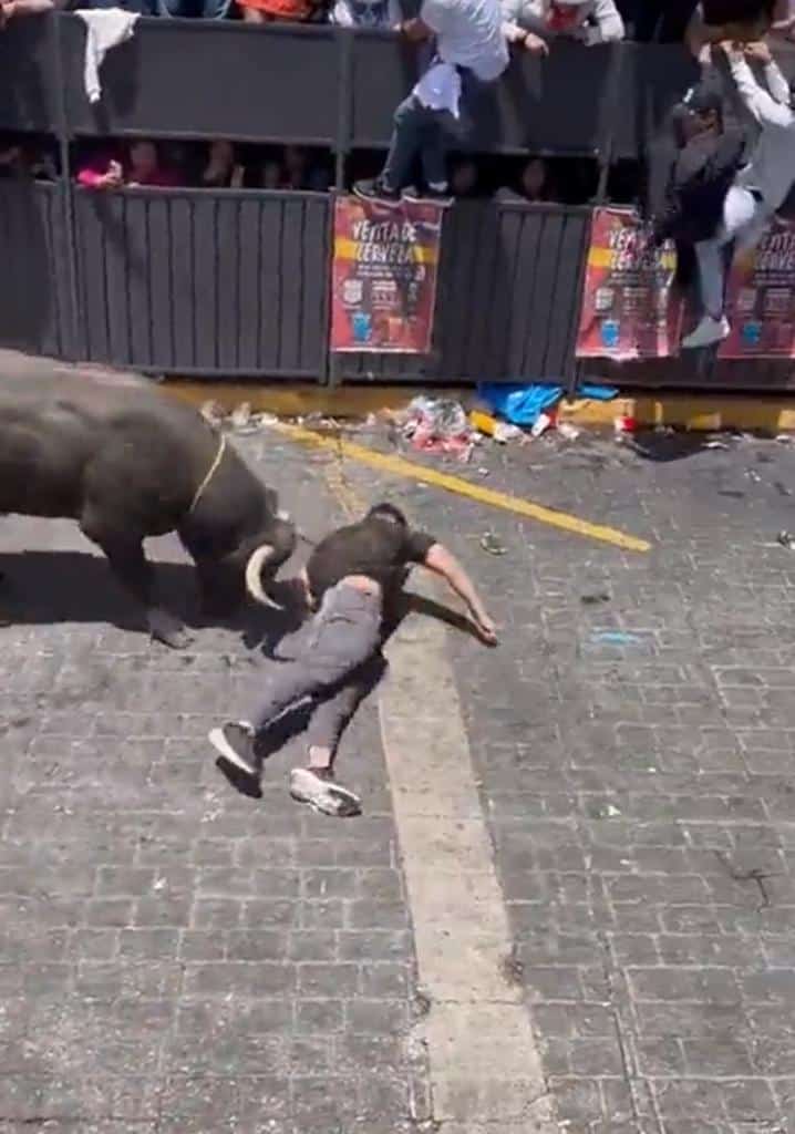 Individuo pierde el conocimiento después de ser embestido por un toro durante la Huamantlada