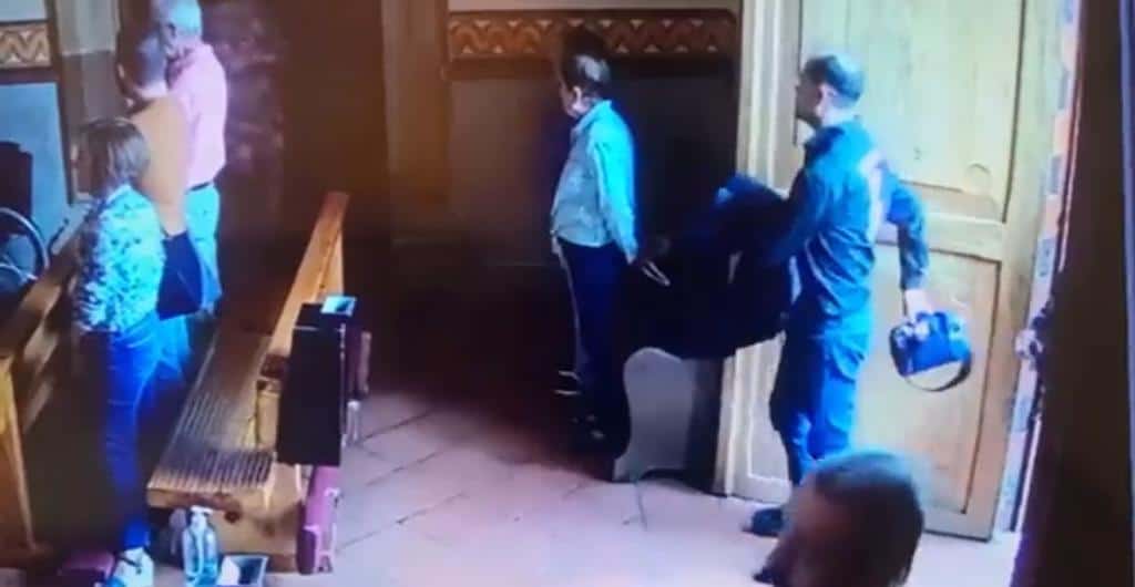Viejito roba cartera de una mujer en el interior de una iglesia en Querétaro