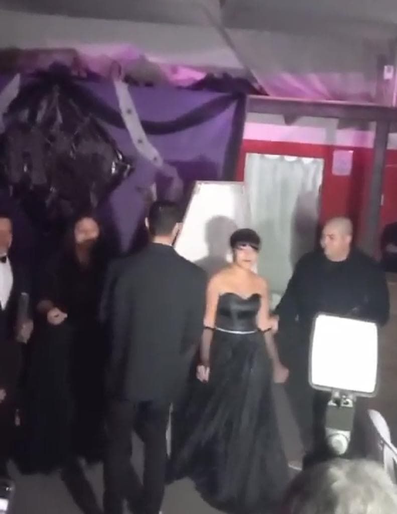 Una quinceañera se vuelve viral al llegar a su fiesta dentro de un ataúd