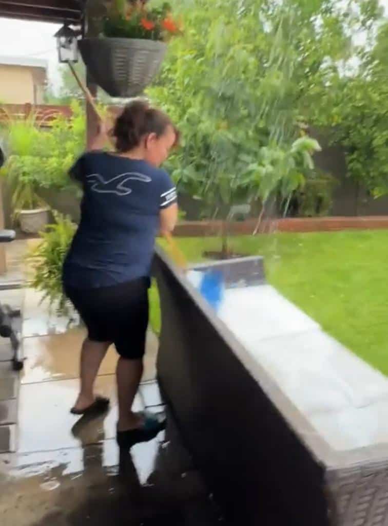 Una mujer utiliza agua de lluvia para lavar un sillón y este acto se vuelve viral en las redes sociales