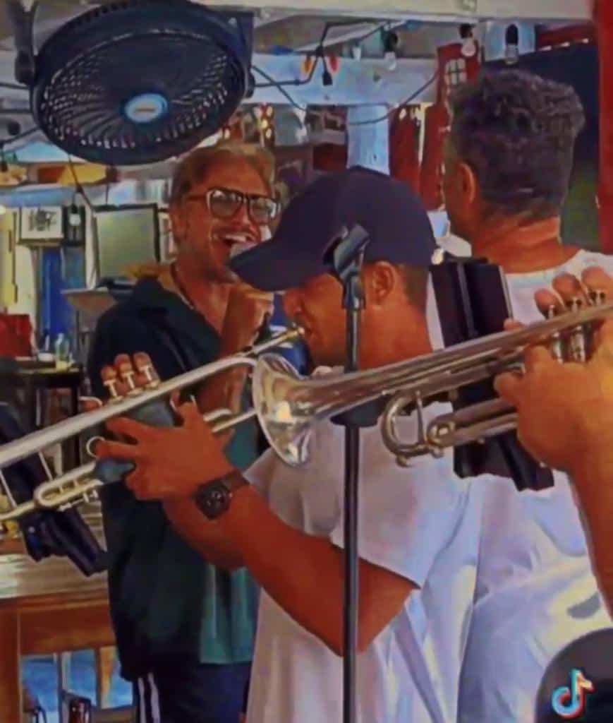 Alejandro Fernández, sorprende a sus fans cantando en restaurante de Isla Mujeres