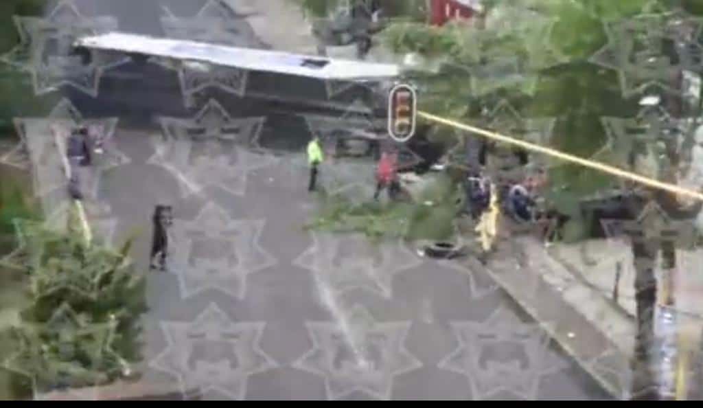 Un tráiler volcó en Tlalnepantla, resultando en tres personas heridas