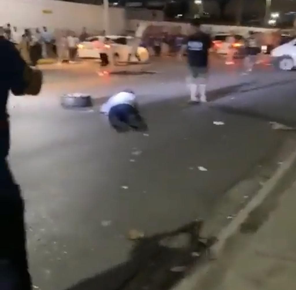 Aficionados de Monterrey agreden violentamente a un paramédico y saquean una ambulancia