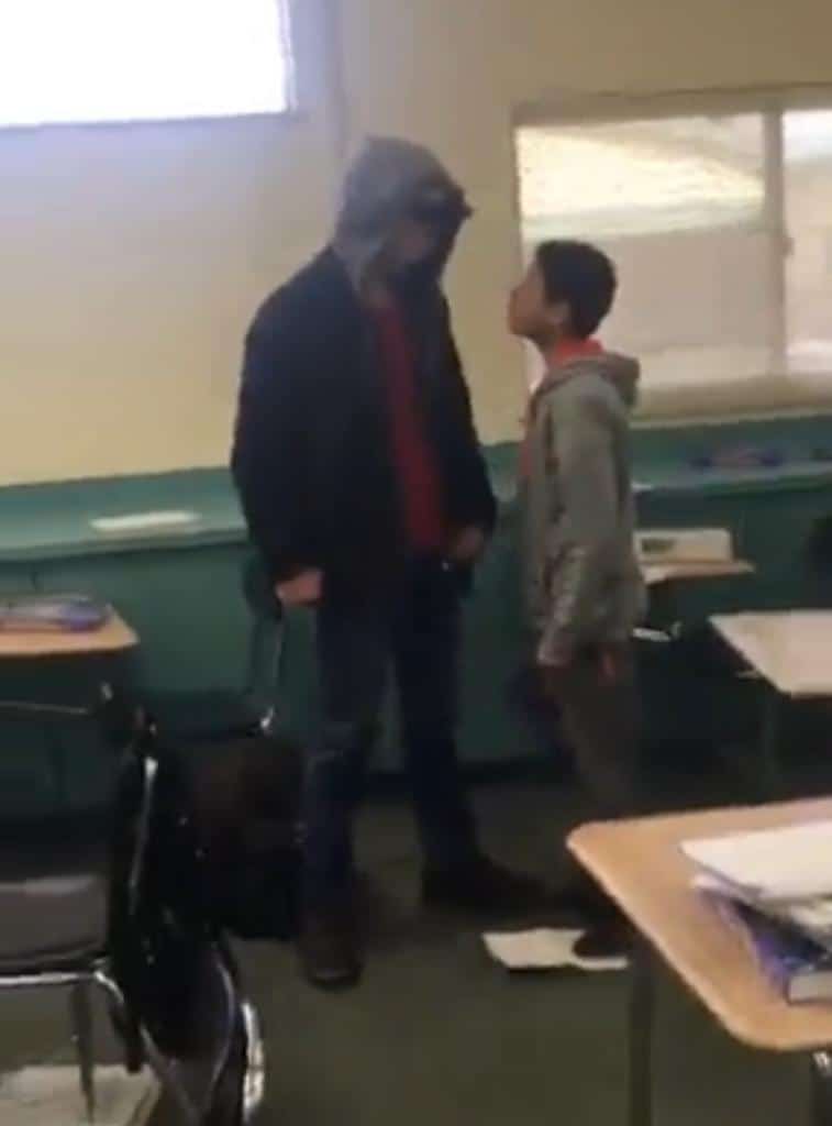 Estudiante de baja estatura confronta al compañero de mayor tamaño que lo estaba intimidando