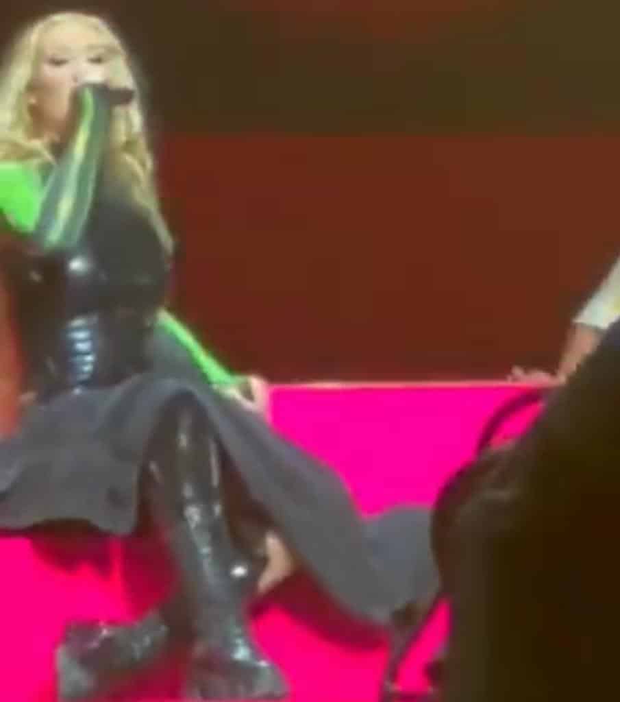 Pantalones de Iggy Azalea se rompen durante concierto y la policía detiene el concierto