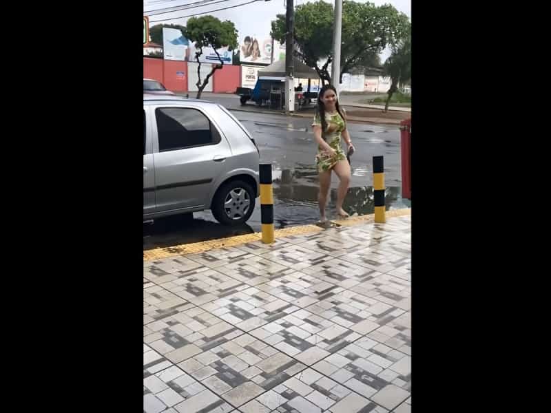 Captan choque mientras grababa a guapa joven en vestido corto