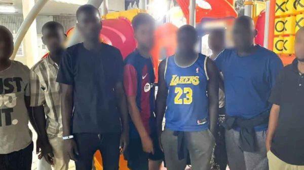 137 africanos son rescatados en Veracruz luego de ser abandonados en un autobús