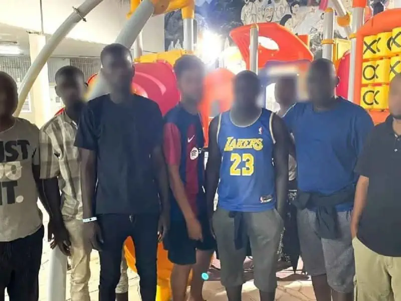 137 africanos son rescatados en Veracruz luego de ser abandonados en un autobús
