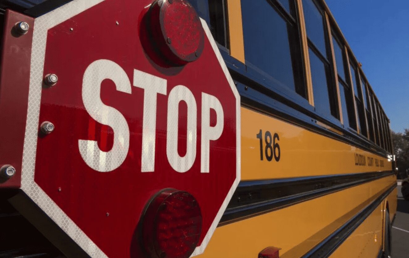 Niño pide ayuda para encontrar a su mamá, porque autobús escolar lo abandona