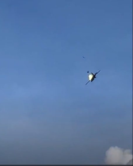 Un avión explota en el aire y se estrella contra edificio en Michigan