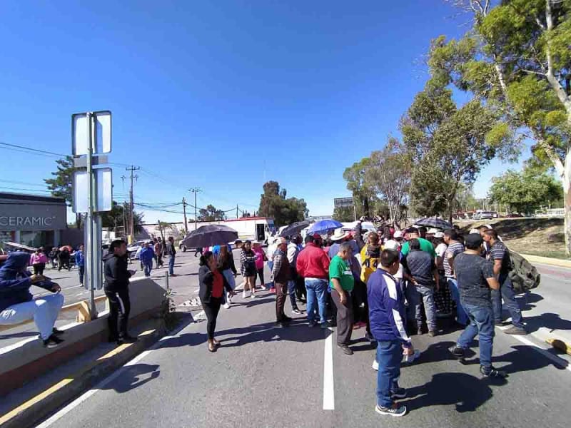 Para protestar porque les quitaron su área de trabajo, comerciantes bloquearon el bulevar de acceso a Pachuca
