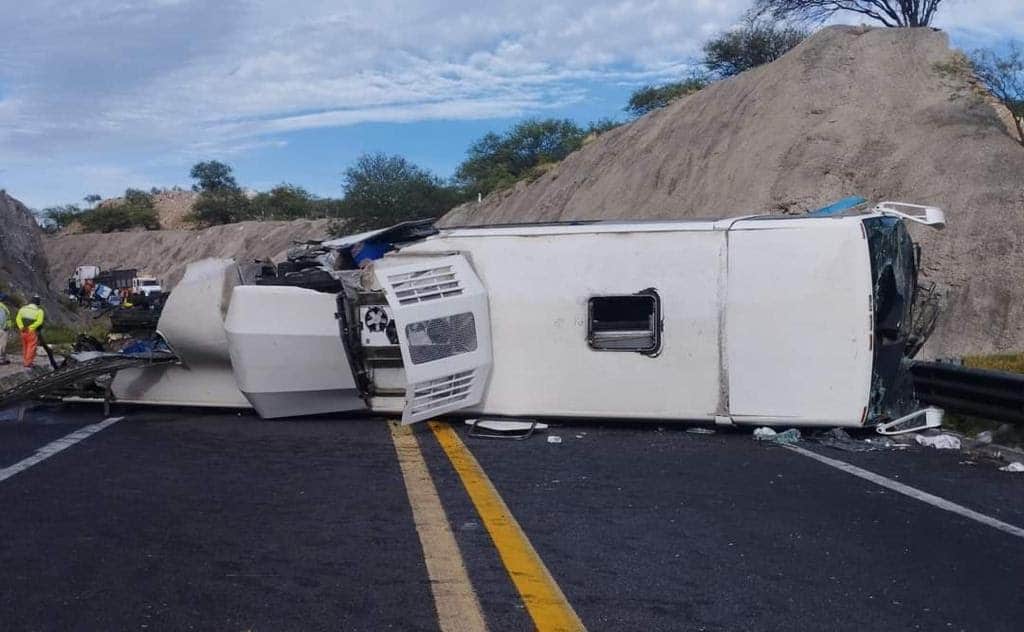 Se registran 16 fallecidos y 36 lesionados por choque de autobús en Oaxaca