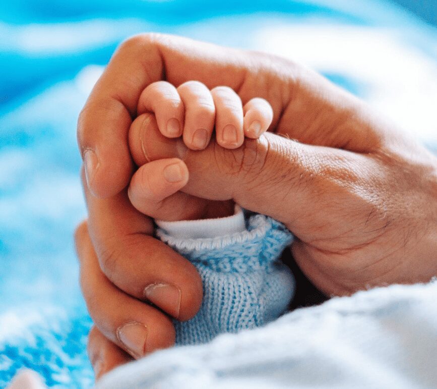 Carlos Rivera comparte por primera vez una foto junto a su hijo León, mostrando con orgullo su paternidad