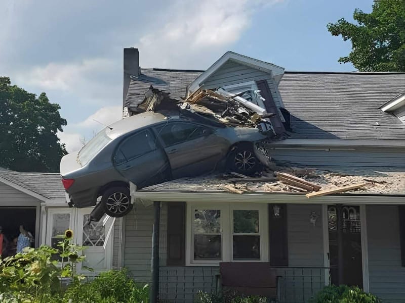Automóvil impacta segundo piso de casa; autoridades determinaron que el incidente fue un acto intencional
