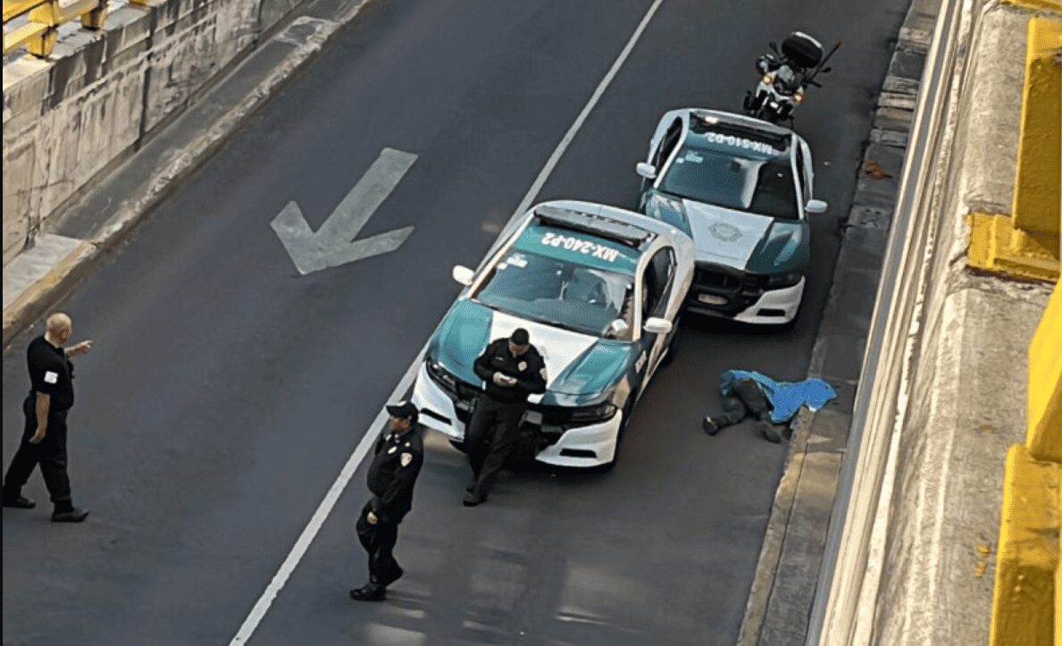Un individuo fallece tras caer desde el puente de Chivatito y Reforma en la Ciudad de México