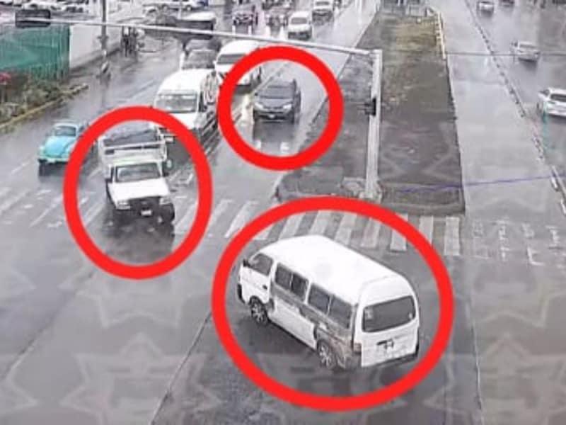 Trío de conductores imprudentes provoca choque de auto, camioneta y combi en Ecatepec