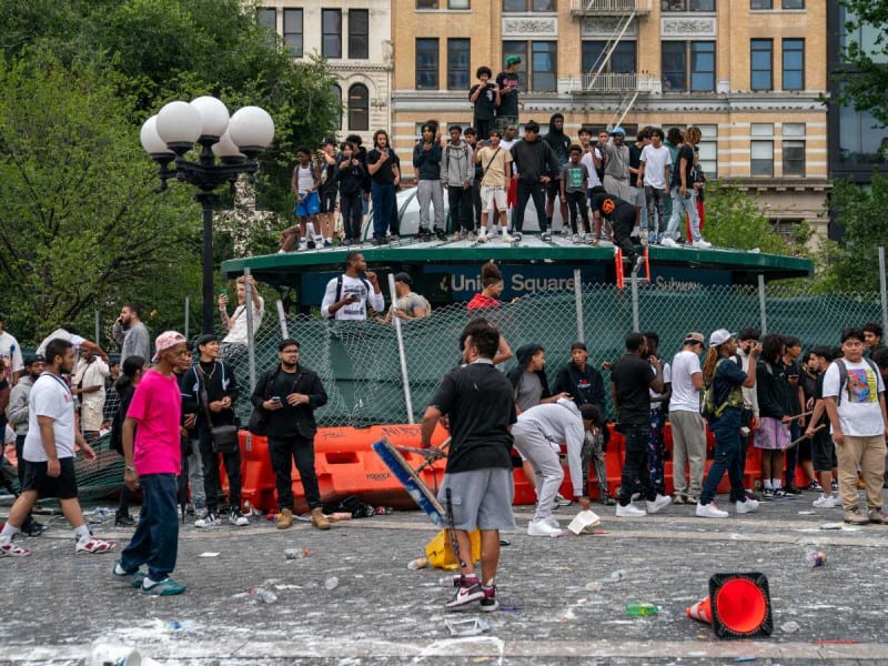 Falso sorteo de consolas y computadoras que prometió un influencer provoca disturbios en Nueva York