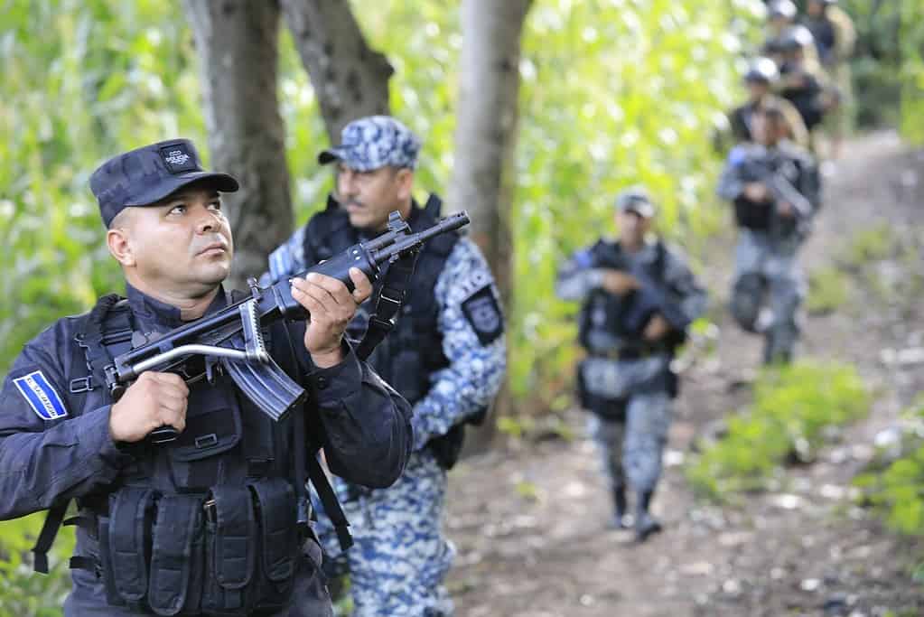 El presidente Bukele despliega soldados en El Salvador para detener a pandilleros