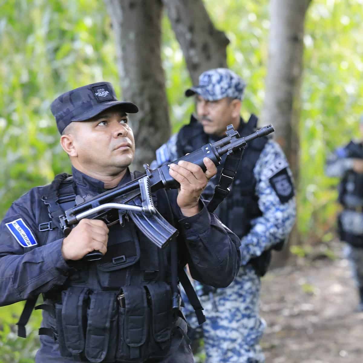 El presidente Bukele despliega soldados en El Salvador para detener a pandilleros