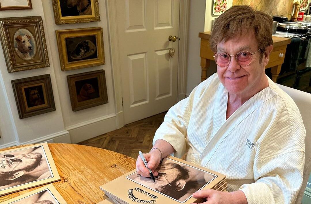 Hospitalizan a Elton John en Francia