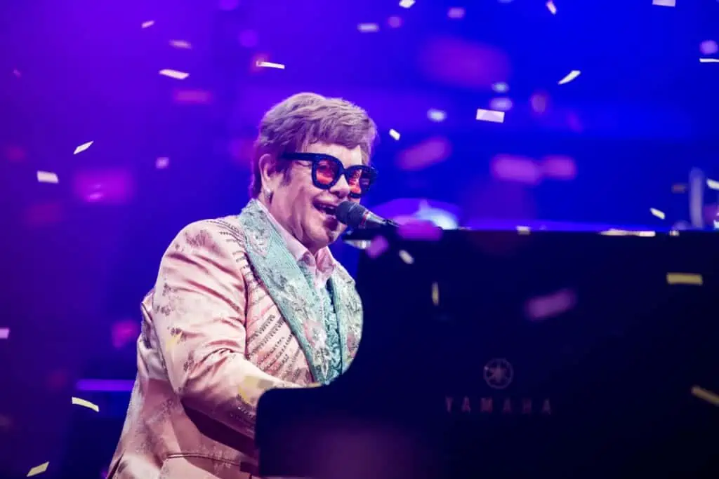 Hospitalizan a Elton John en Francia