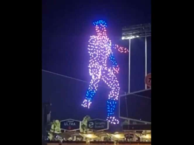 Con increíble espectáluco de drones, realizan homenaje al lanzador mexicano Fernando Valenzuela en Los Ángeles