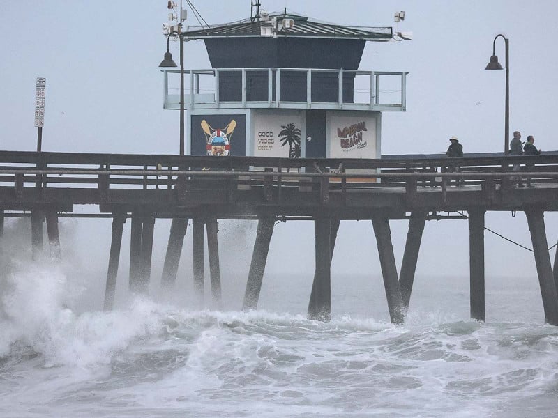 Hilary se convierte en tormenta tropical a su paso por Baja California; deja daños en infraestrucura vial