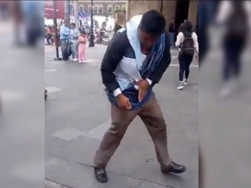 Hombre intenta suicidarse prendiéndose fuego en Zócalo CDMX por no haber sido incluido en fiesta