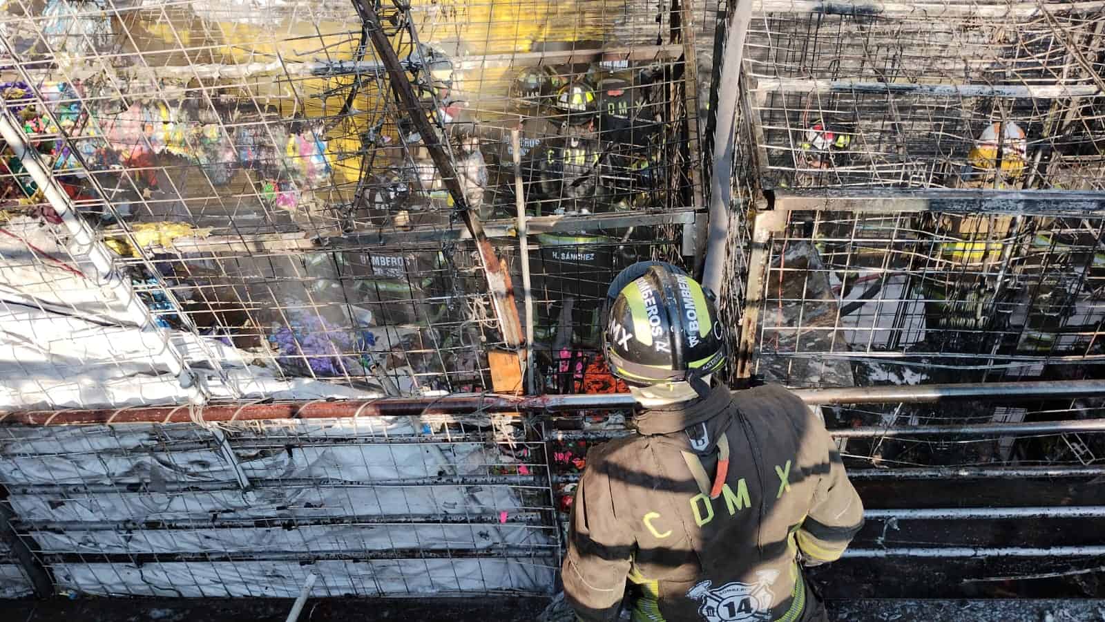 Incendio en La Merced consume más de 15 puestos semifijos
