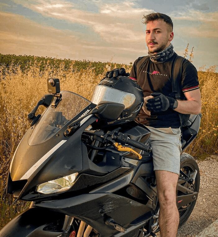 Un joven influencer motociclista perdió la vida en un trágico accidente poco antes de su boda