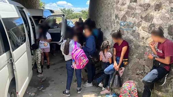 Localizan a 125 migrantes en Oaxaca, viajaban en 8 camionetas