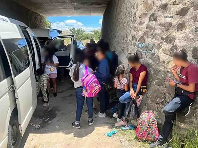 Localizan a 125 migrantes en Oaxaca, viajaban en 8 camionetas