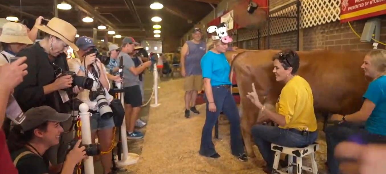 En la era donde las personas pueden ‘identificarse’ con lo que sea, la aspirante al senado, Kari Lake, reta a periódicos estadounidenses a ordeñar una vaca y luego a un toro para ver qué resulta