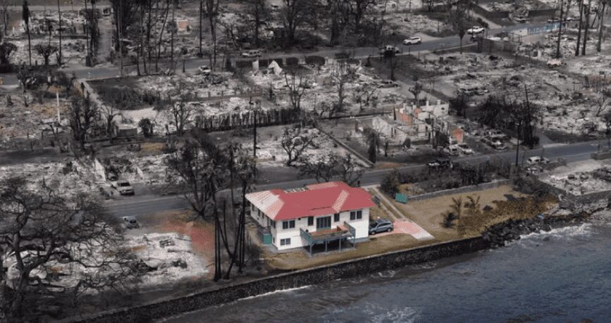 Los incendios en Hawái han sido devastadores, pero entre las ruinas, una casa roja se mantuvo milagrosamente intacta en Maui