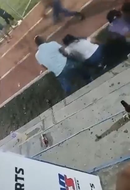 Mujer irrumpe partido de fútbol y ejecuta a presunto jefe de plaza en Guerrero