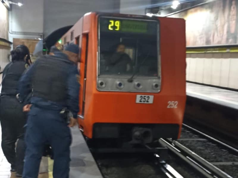 Rescatan a joven que se aventó a las vías del Metro; es la segunda mujer en menos de una semana