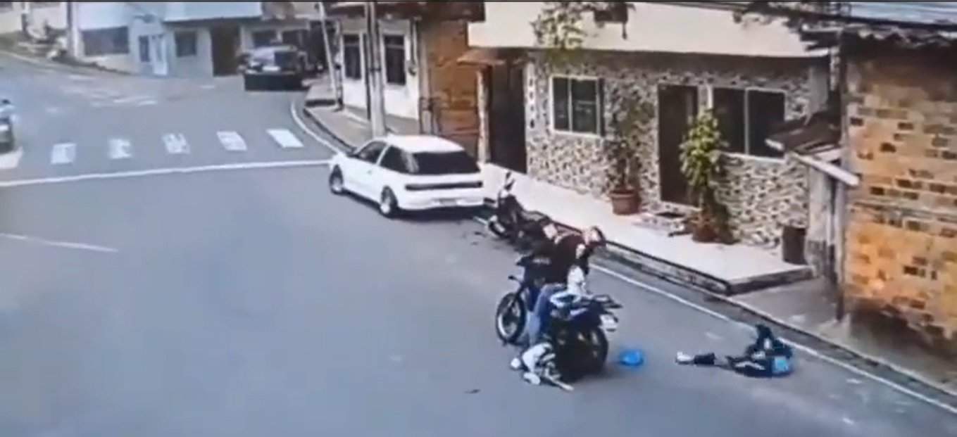 Niña pierde brazo izquierdo al caer de motocicleta; viajaba sin protección