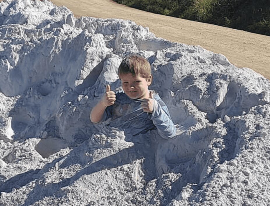 Niño de 7 años pierde la vida, tras ser fotografiado jugando en medio de polvo tóxico
