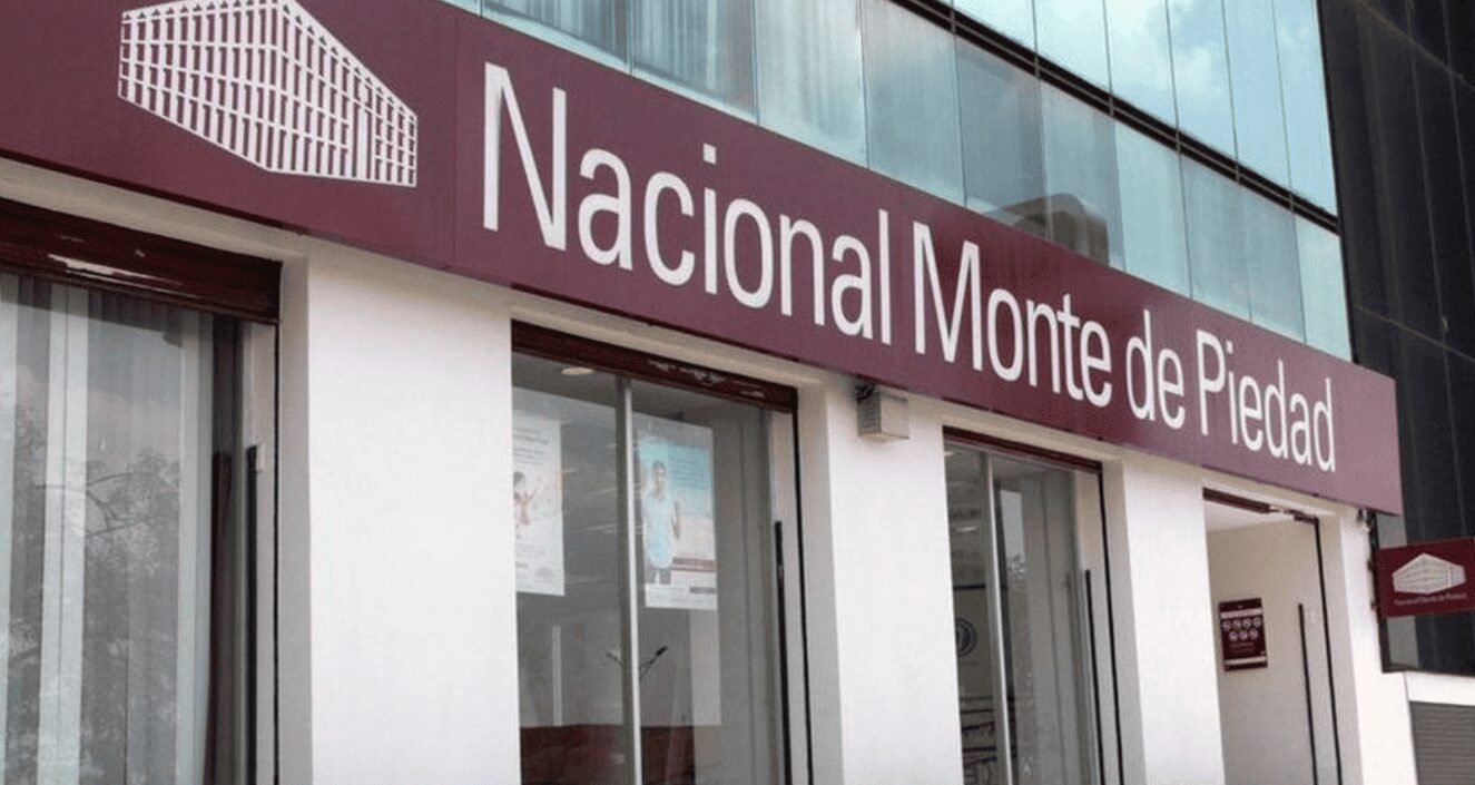 Intentan cometer un robo en Monte de Piedad en la Ciudad de México; sin embargo, el delincuente queda atrapado en el interior del lugar