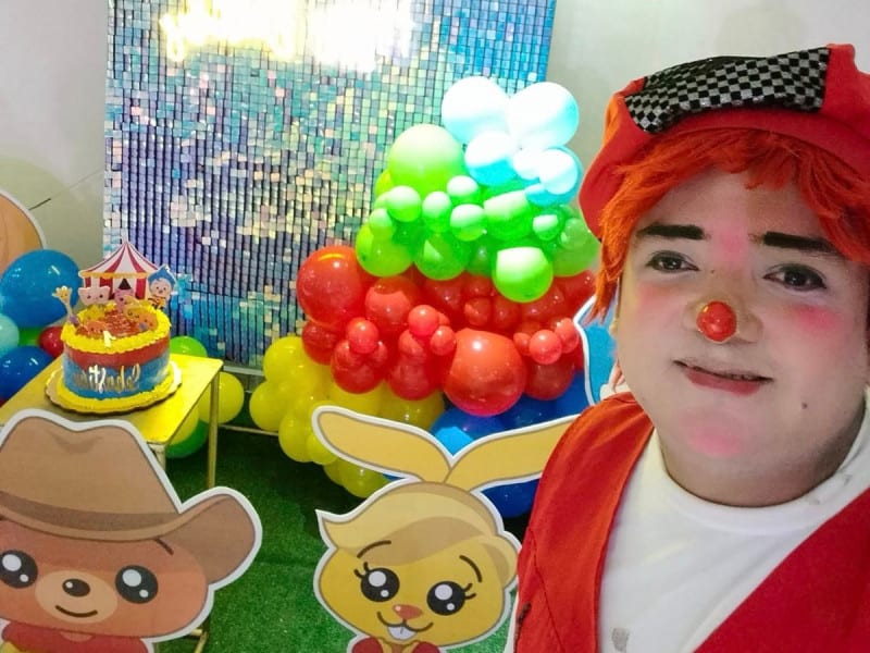 Payaso ofrece sus shows a cambio de útiles escolares para sus hijas y se hace famoso en redes