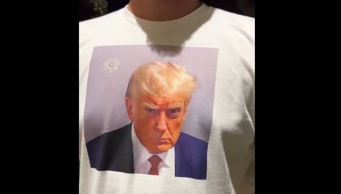Salen las camisas #TrumpMugShot