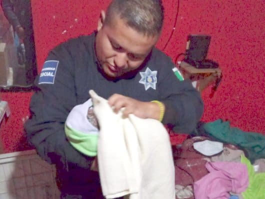 Policías municipales de Ecatepec asisten a mujer en un parto casero