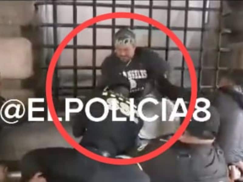 Policías de Tránisto de CDMX desarman a hombre que atentaba contra su vida; todo quedó grabado