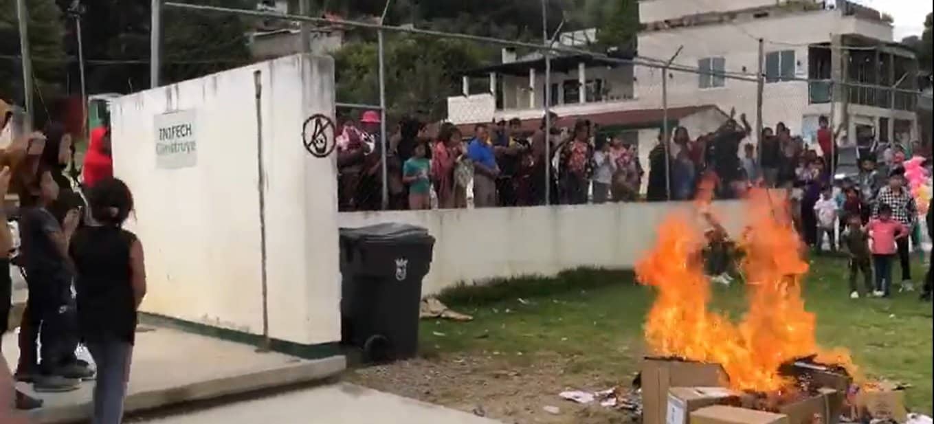 Padres de familia queman los nuevos libros de texto gratuitos en Chiapas