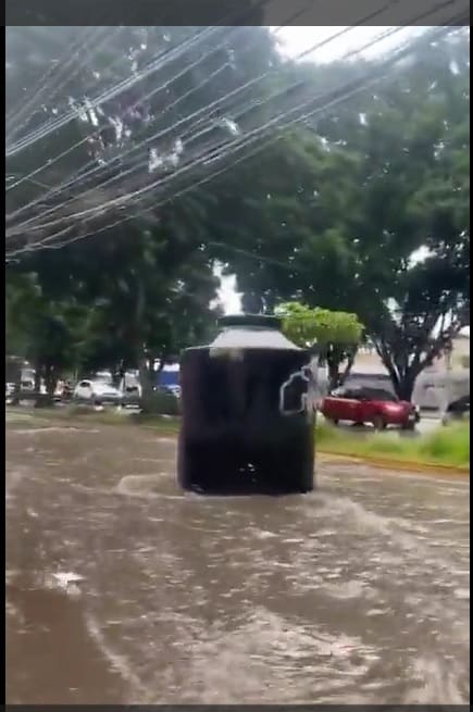 Hilary inunda principales vialidades de Guadalajara; en una se captó a un rotoplas flotando